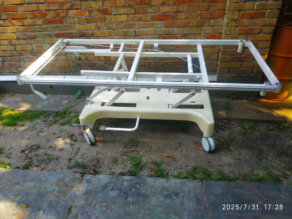 Стіл металевий на колещатах