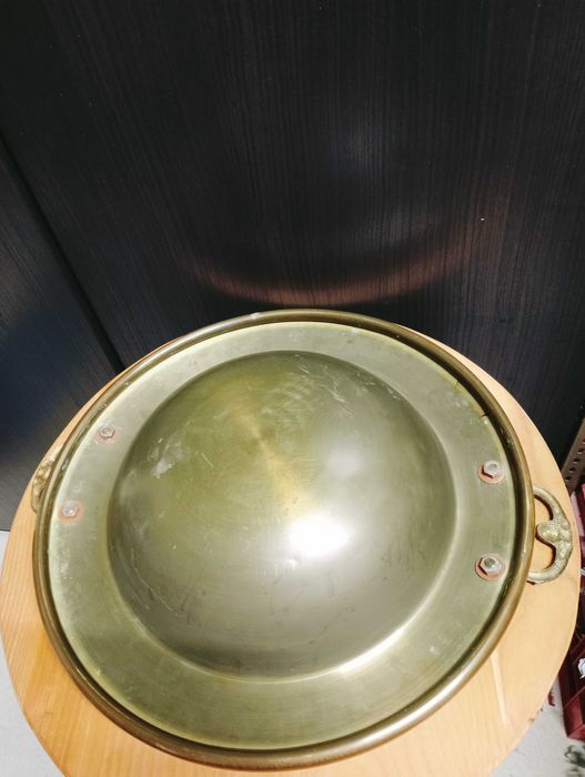 Braseira antiga com asas