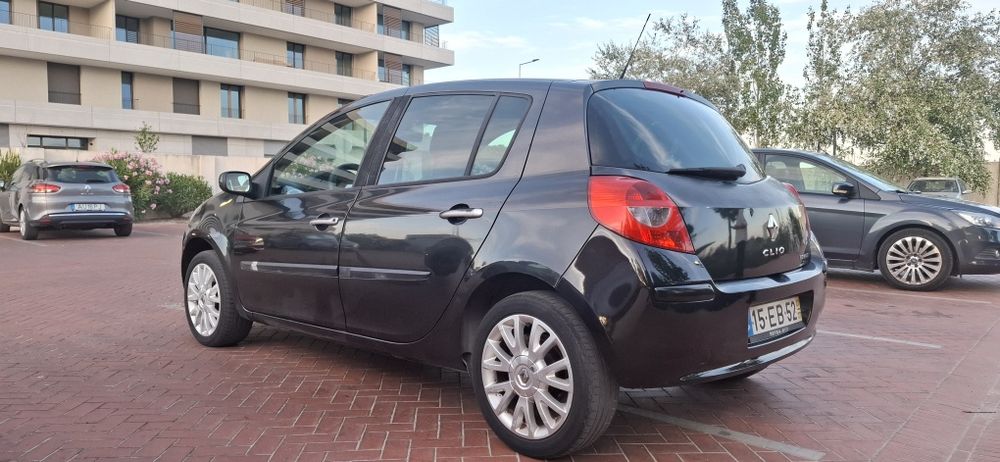 Renault  clio 1.2513198473516175363