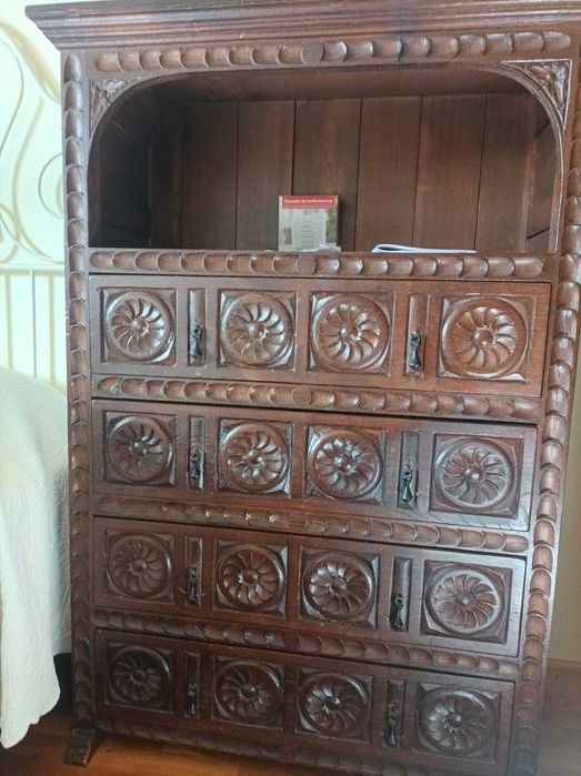 Conjunto de móveis em castanho maciço entalhado (só este mês)