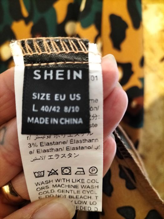 camisa tigresa mais curta à frente do que atrás