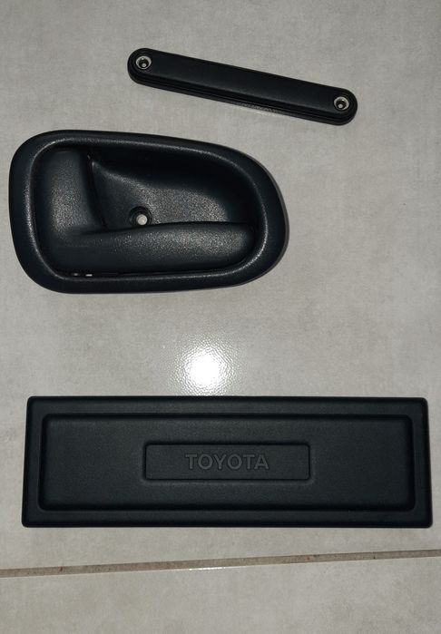 Oryginalne Części Toyota Corolla 1992, zaślepka radia, anteny, klamka wewnętrzna.