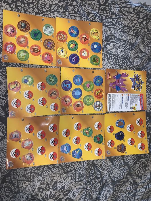 Lote Cadernetas com bastantes tazos pokemon e raros