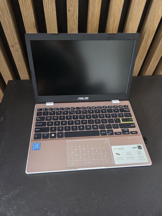 Laptop Asus SonicMaster E210M