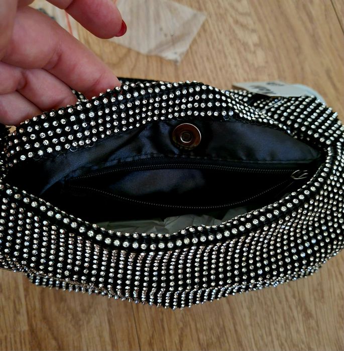 Mala/pochete de fundo preto e cheia de brilhantes. Forrada. Com alças