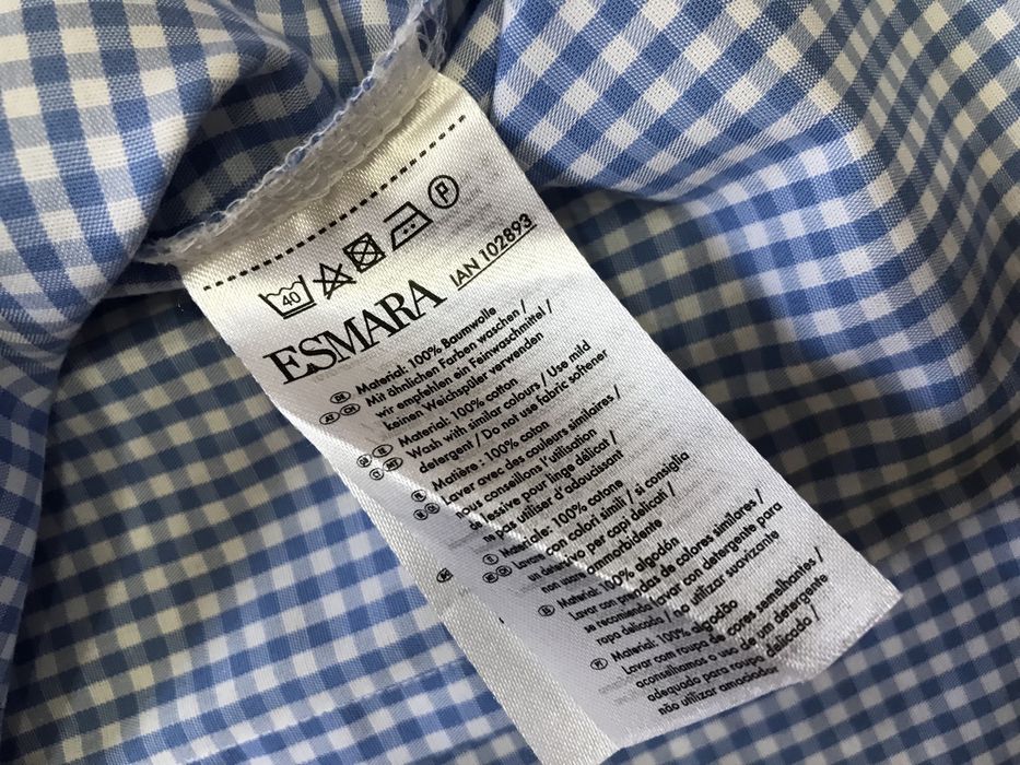 Koszula w niebieską kratkę.