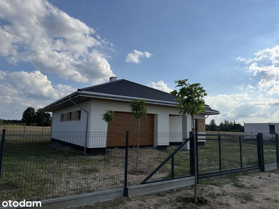 Wolnostojący dom z garażem w spokojnej wsi