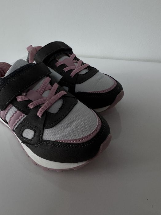 Нові кросівки 31р