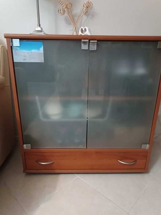 armário com portas de vidro