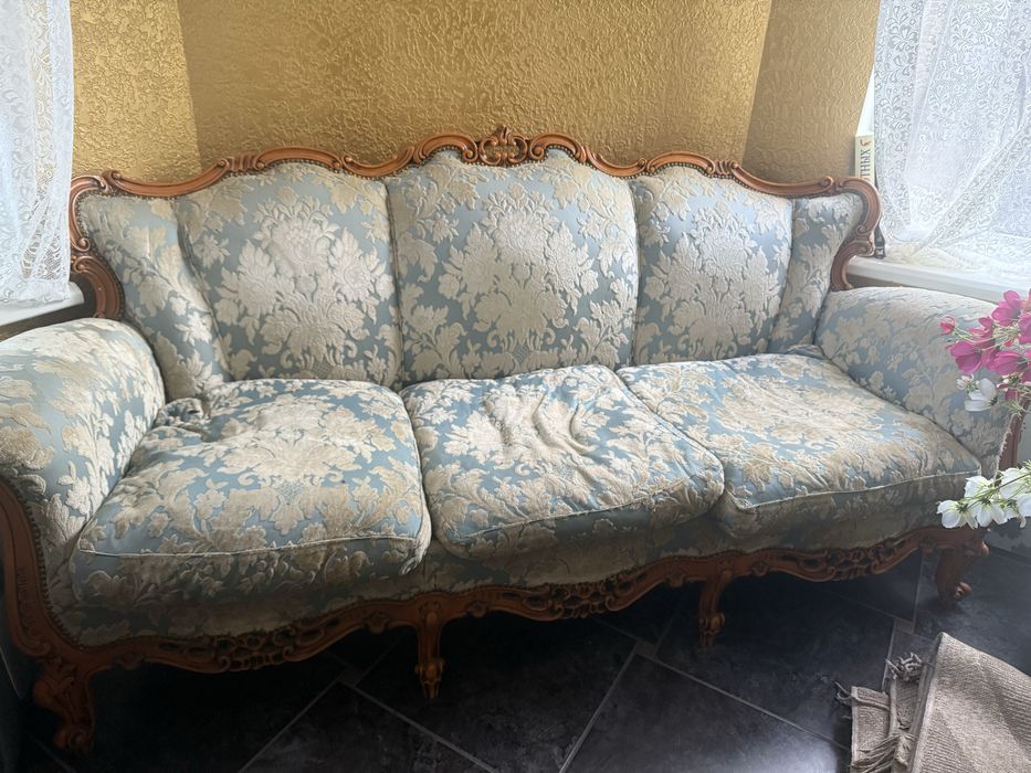 Продам антікварний диван та два крісла