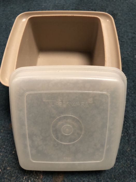 Caixa Tupperware +manteigueira e jarro Brita