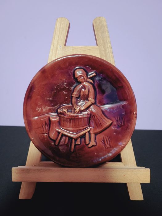 Stary ceramiczny talerz z motywem bajkowym