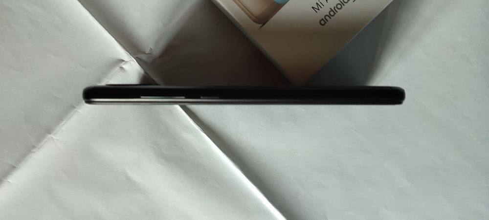 Продам телефон XIAOMI Mi A2 Lite.