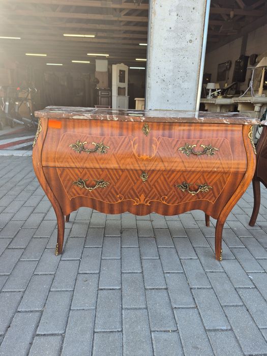 Komoda brzuchatka z marmurowym blatem