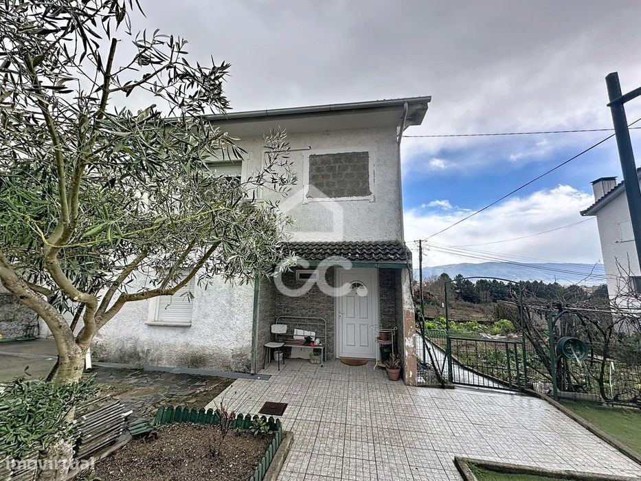 Moradia isolada com quatro quartos , logradouro, garagem , na periferi