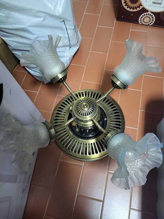 Candeeiro com ventoinha