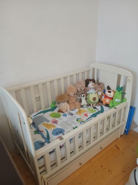 Дитяче ліжечко з маятниками