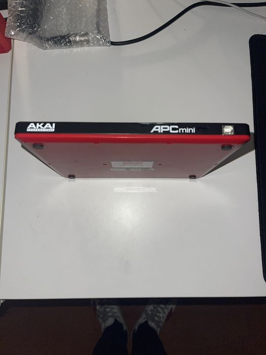 Akai APC Mini - Controlador MIDI Compacto com Faders