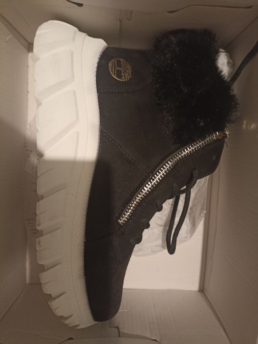 Botas pretas com sola branca