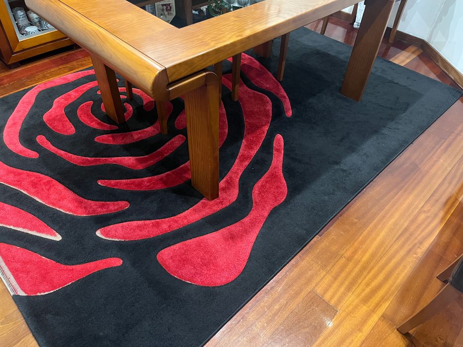 Carpete grande vermelha e preta