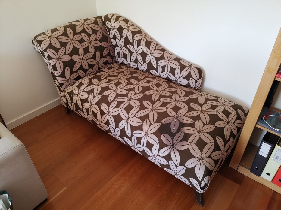 Divã com flores usado