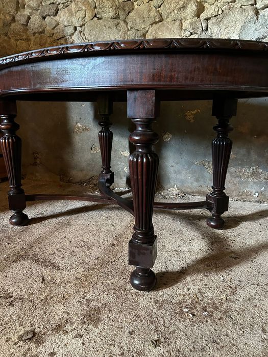 Mesa oval antiga em madeira maciça