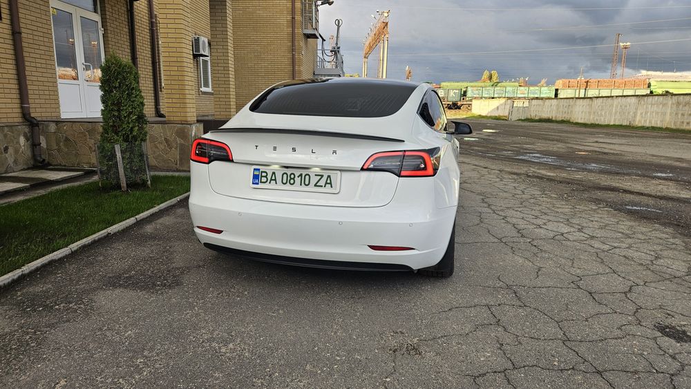 Продам tesla model 3