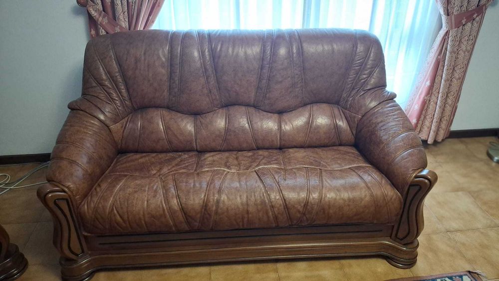 Sofas de couro e madeira maciça