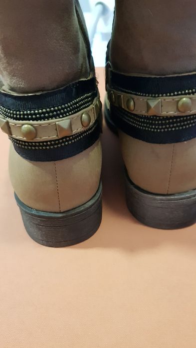 Botas com aplicaçoes