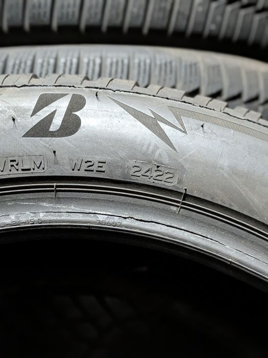 Резина зима зимові 215 55 r17 Bridgestone 2 шт 22рік колеса шини Gtyres