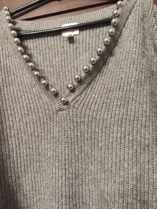 Sweter szary z koralikami w kolorze srebrnym