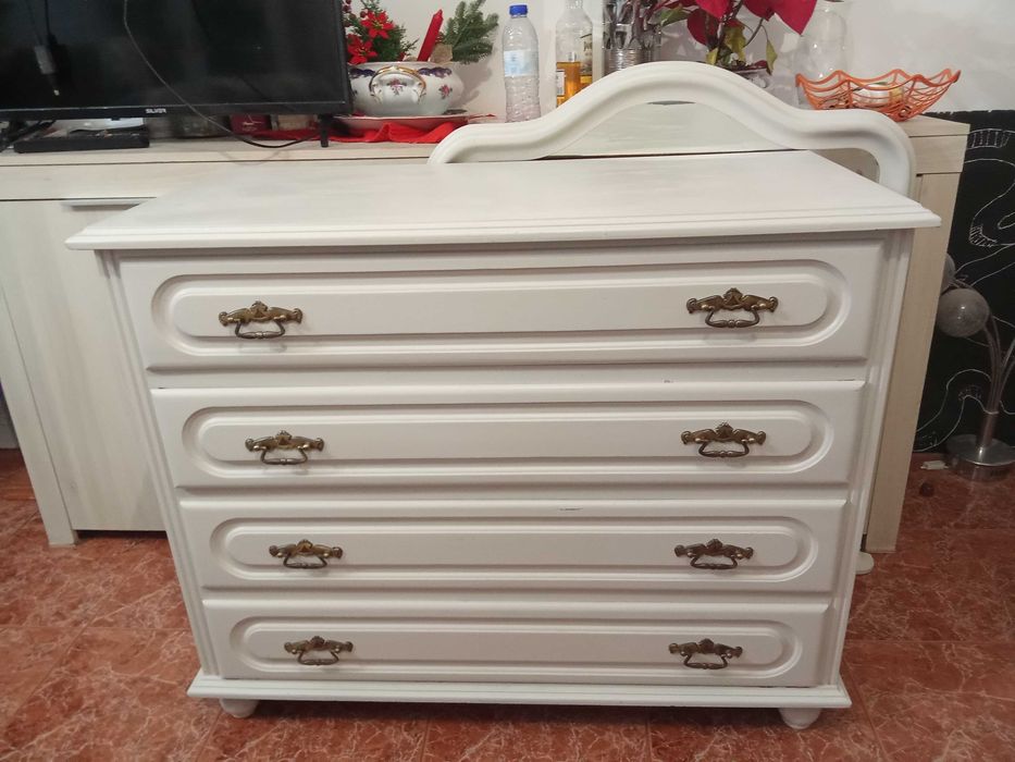 comeda  branca  espelho  +cama +mezinhas +comeda+2 mesas + sofas +arca