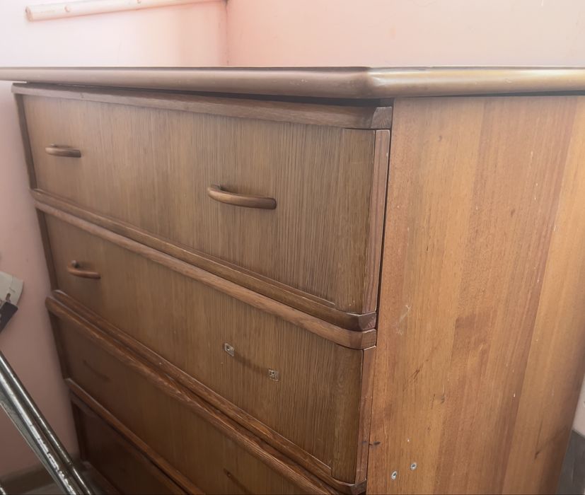 Комод з дзеркалом