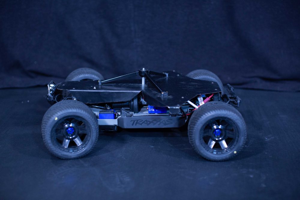 Carro RC com Rig para Câmera + Comando Traxxas 2.4GHz