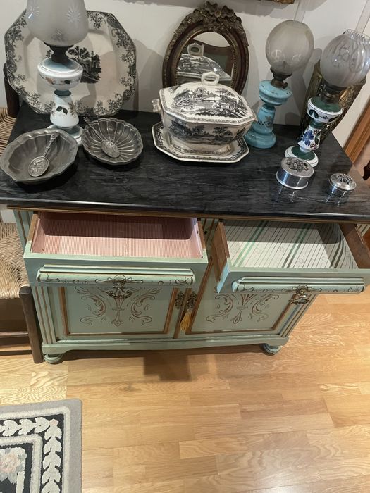 Móvel de Madeira com Tampo em Mármore