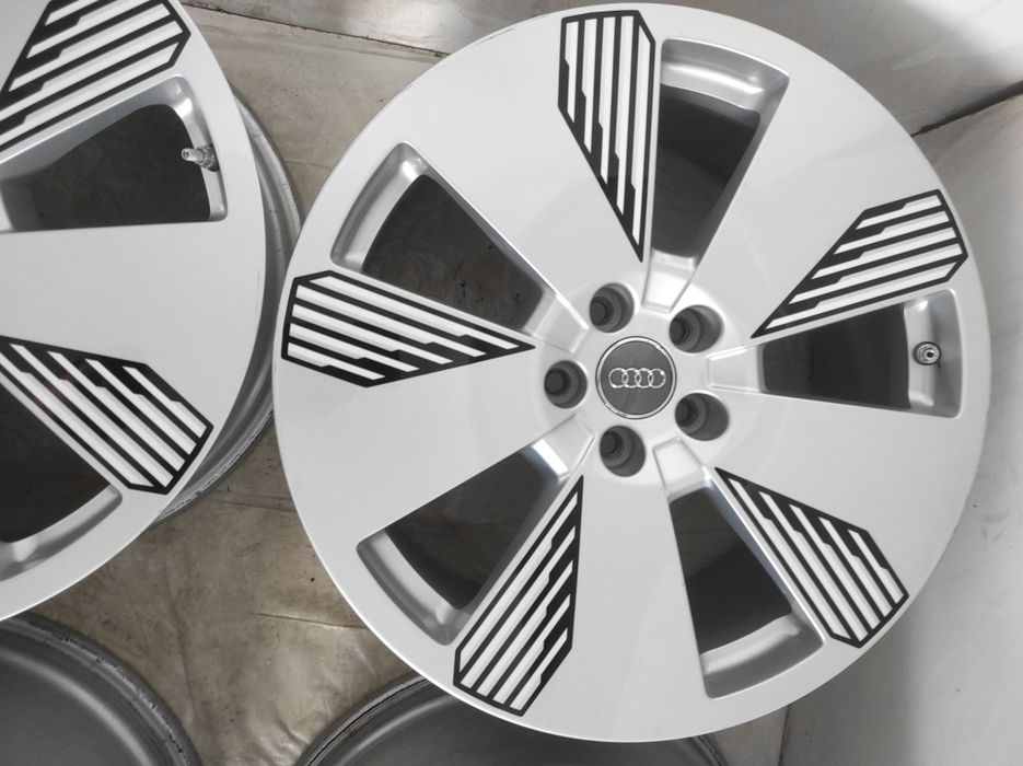 464 Felgi aluminiowe ORYGINAŁ AUDI R 19 5x112 otwór 66,6 B. CZUJNIKI