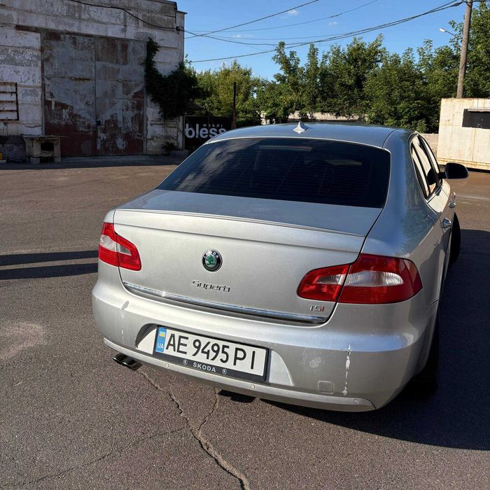 Skoda Superb 2011 продаж авто купити Шкода Суперб в Україні седан ліфтбек автомат DSG бензин комфортний та просторий автомобіль у гарному стані машина
