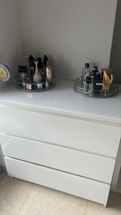 Comoda com vidro no tampo