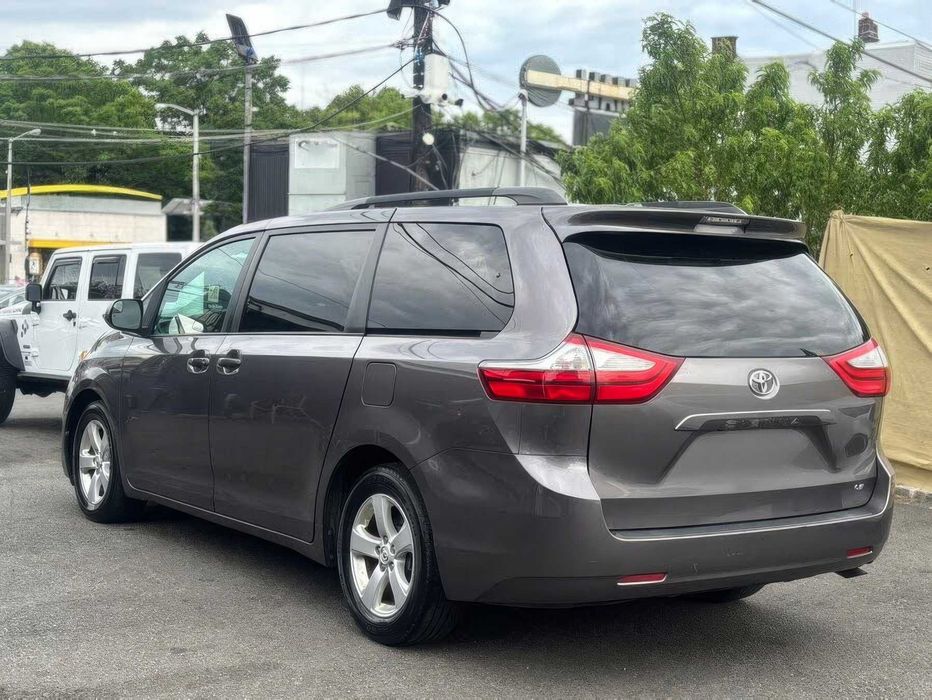 Toyota Sienna      2015