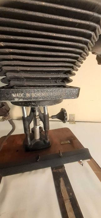 Powiększalnik, rzutnik do robienia zdjęć, odbitek papierowych.