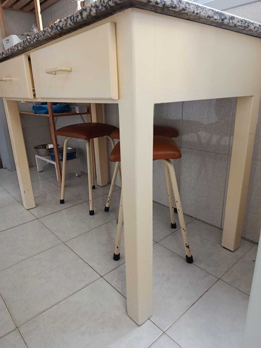 Mesa de cozinha com tampo de mármore