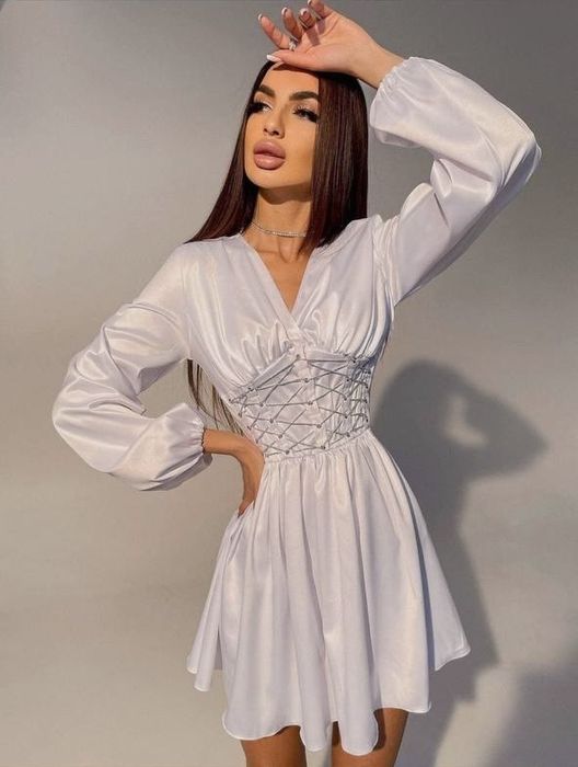 Белое атласное платье