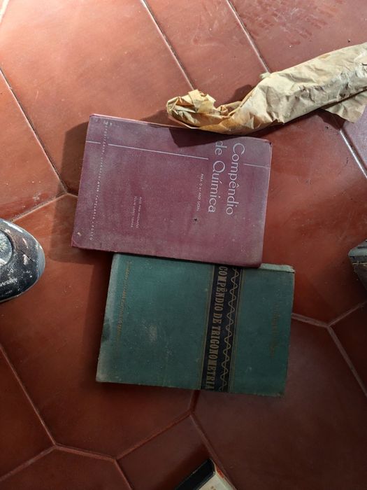 Mobiliário em Madeira Maciça e outras velharias