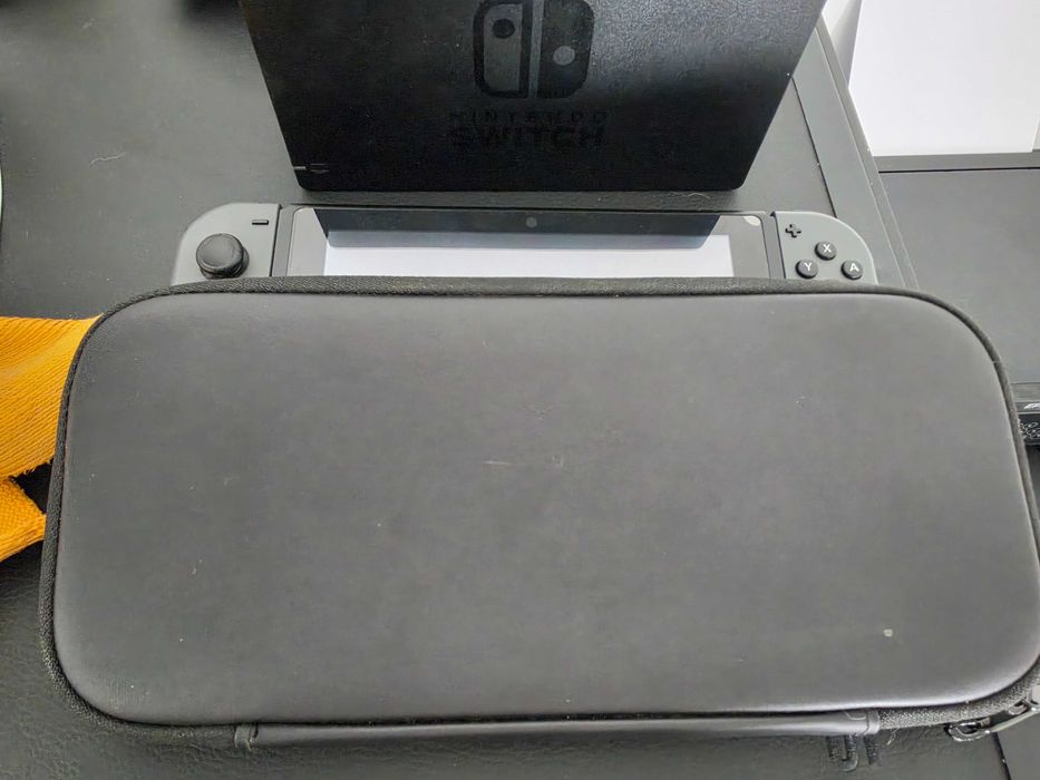 Vendo Nintendo Switch c/ Caixa e Dock + 2 Pares de Joy-Cons + Extras