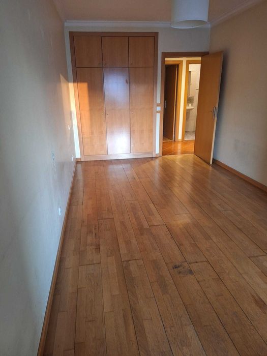 Apartamento T2 Com Garagem Para Arrendamento Em Astromil, Paredes