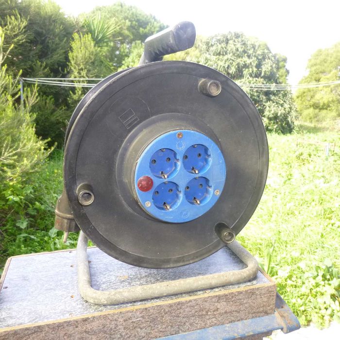 Extensão Elétrica com Enrolador. 3 x 1,5 mm, 50 m em bom estado