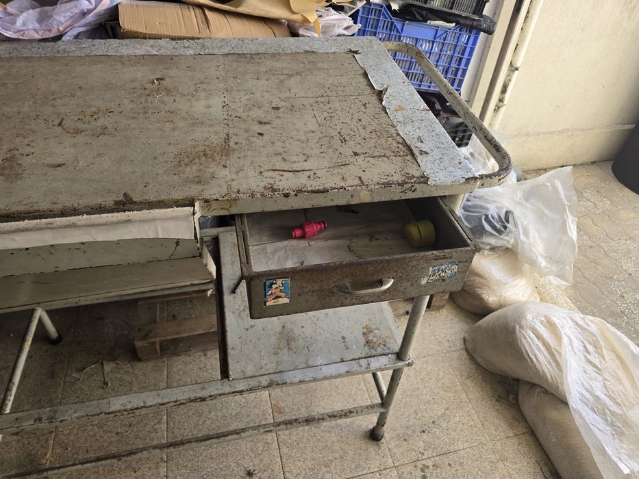 Mesa de corte com gaveta