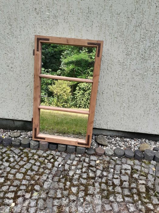 Lustro w starym skrzydle / ramie okiennej