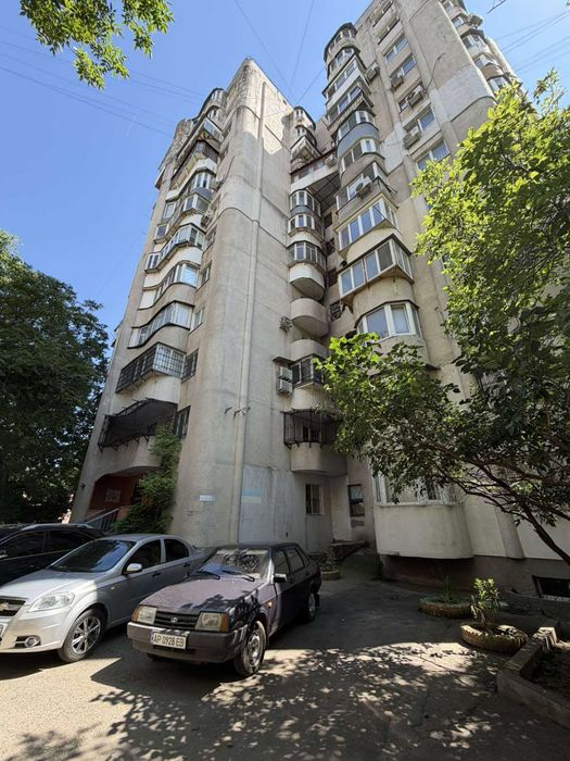 Світла 3-кімнатна квартира з ремонтом та меблями вул. Корольова.