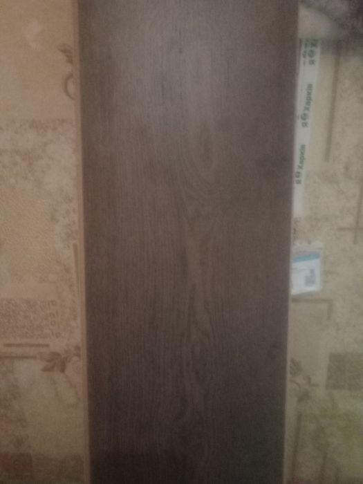 Продам пластик, клей для плитки и лак для дереводерево